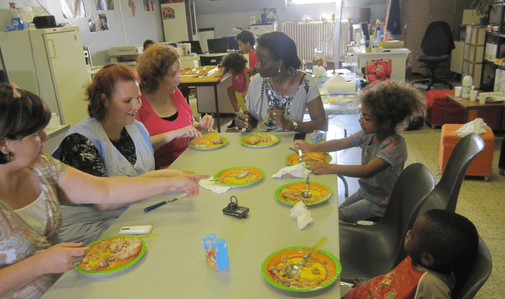 Un groupe de femmes et deux enfants assis à une table pour un repas