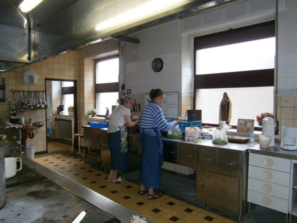 Deux femmes travaillant dans une cuisine industrielle