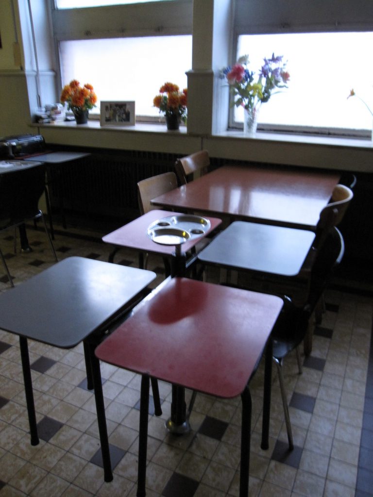 Vieilles petites tables et chaises dans un café ou une salle à manger