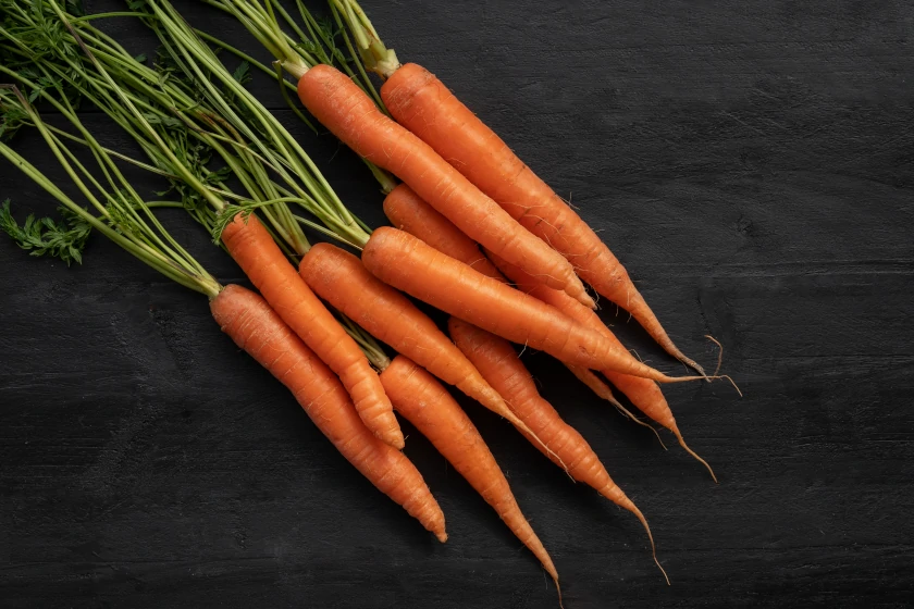 un bouquet de carottes, avec des fanes vertes