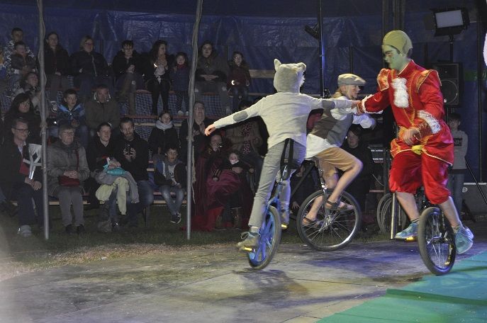 deux enfants faisant du monocycle dans un petit cirque