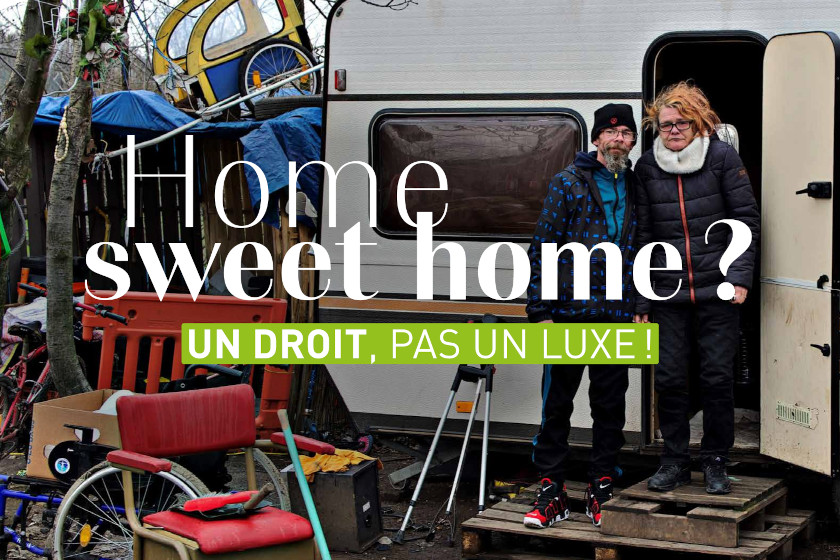 Texte : Home sweet Home ? Un droit, pas un luxe! Photo: Un couple devant une caravane de camping entouré de d'objets encombrants.