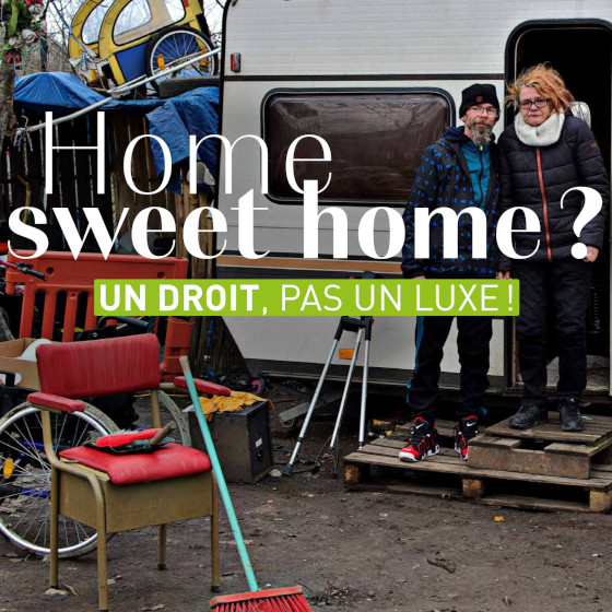 Texte : Home sweet Home ? Un droit, pas un luxe! Photo: Un couple devant une caravane de camping entouré de d'objets encombrants.