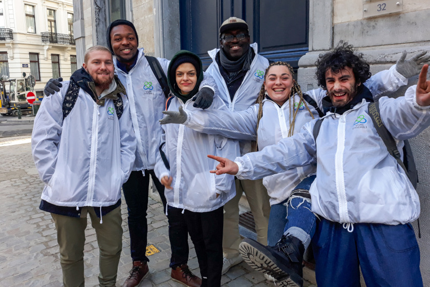 Une équipe de 6 personnes en vestes avec le logo d'Action Vivre Ensemble