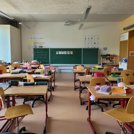 Une salle de classe vide, sur les tables des d'écoliers