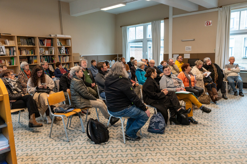 Une trentaine de personnes assises, en conversation ou en attendant.