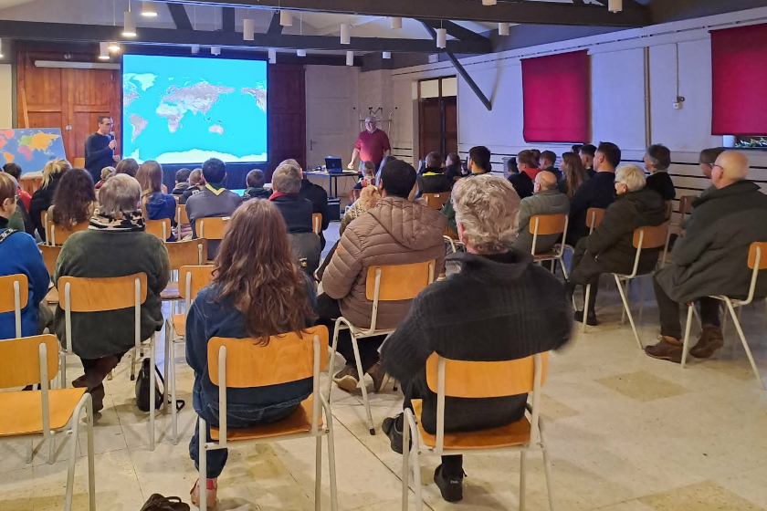 Un public de dos devant une présentation